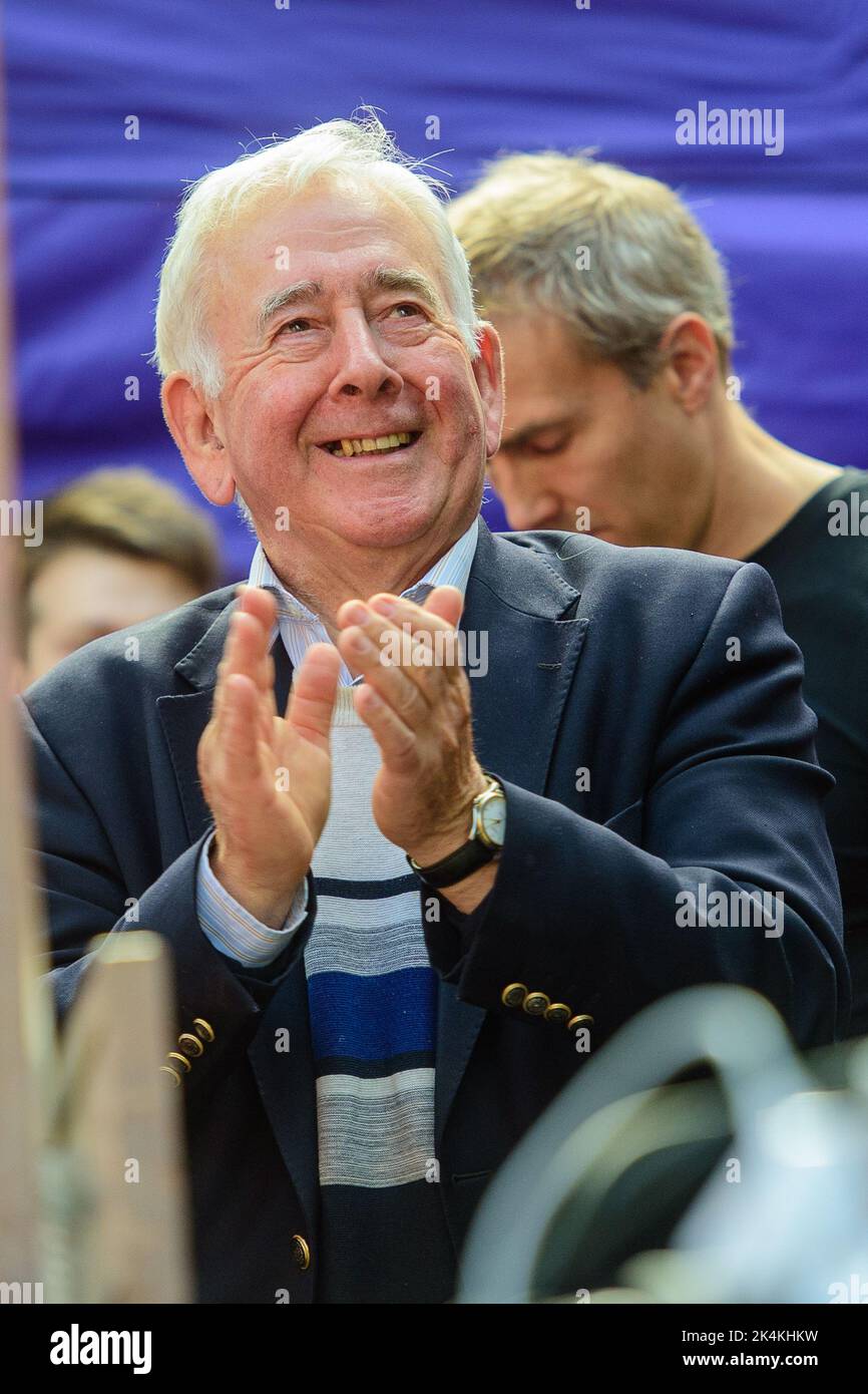 01.10.22 - Une marche pour l'indépendance galloise organisée par Yes Cymru et AUOB Cymru passe par le centre-ville de Cardiff. - Dafydd Wigley Banque D'Images