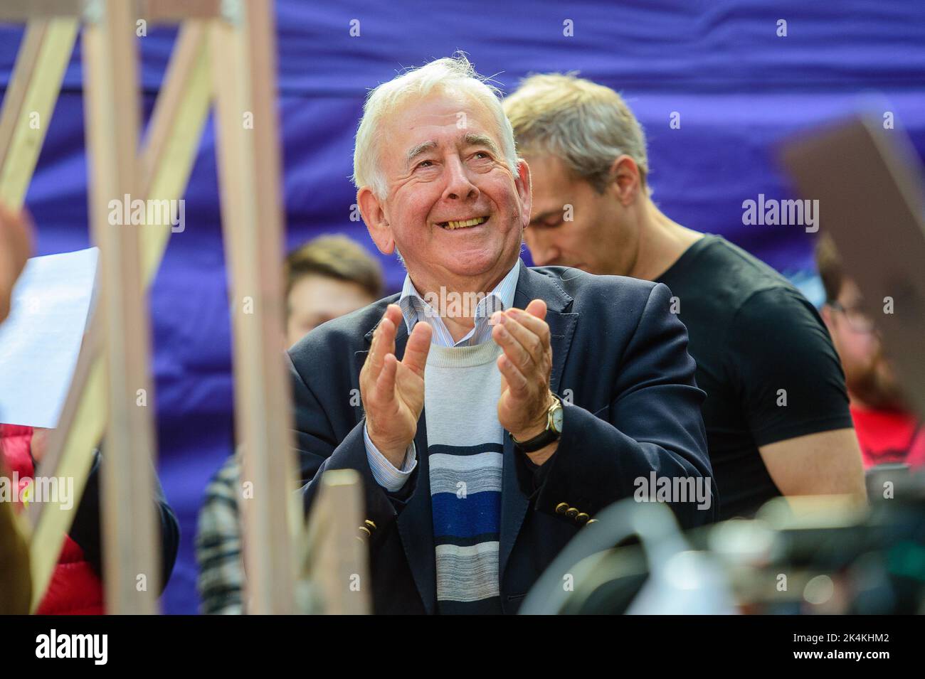 01.10.22 - Une marche pour l'indépendance galloise organisée par Yes Cymru et AUOB Cymru passe par le centre-ville de Cardiff. - Dafydd Wigley Banque D'Images