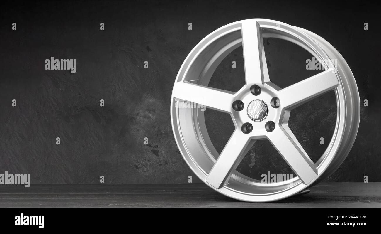 roues gris en alliage d'argent brillant pour les voitures, superbes rayons à cinq poutres design léger. Banque D'Images