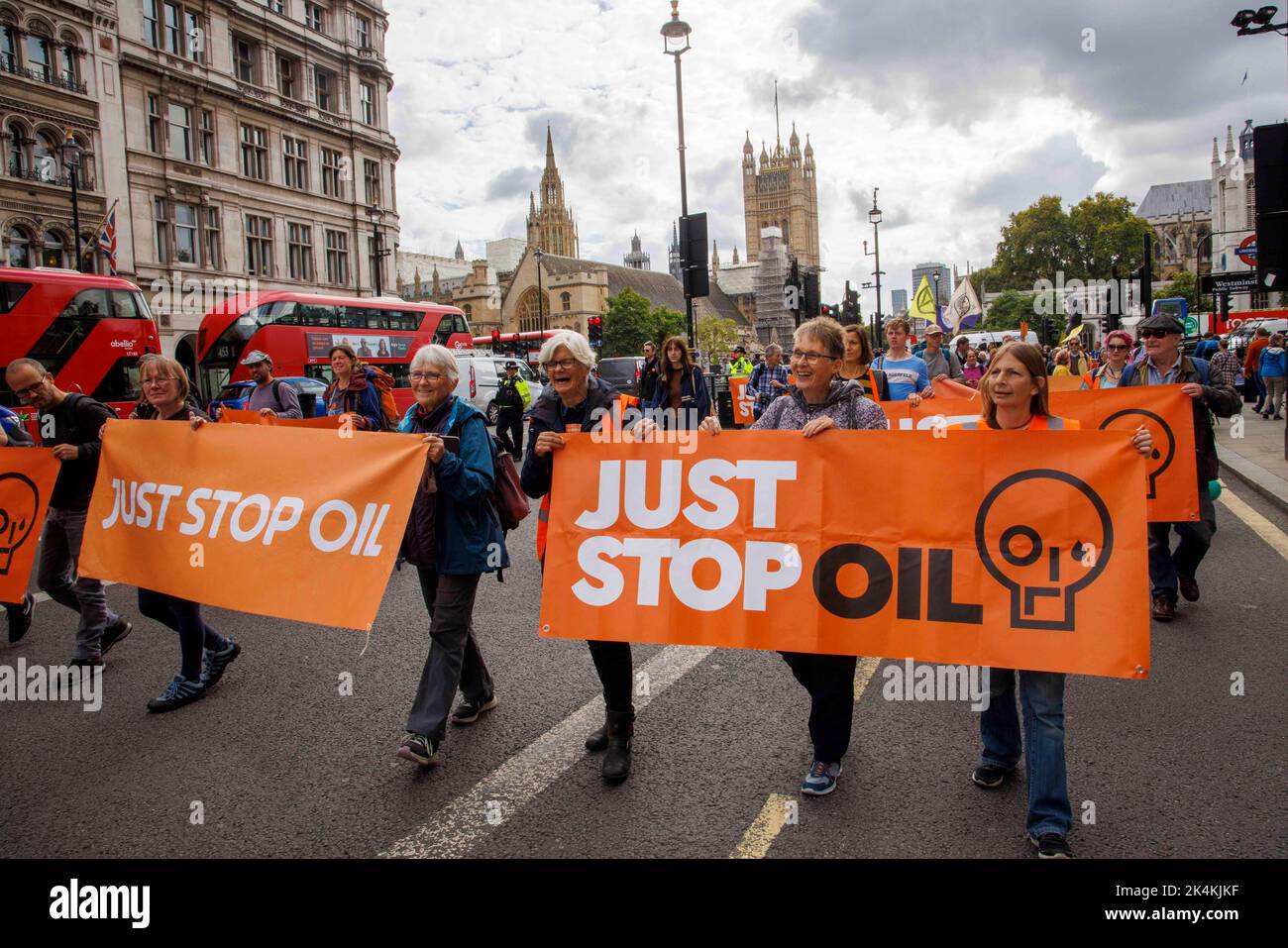 Londres, Royaume-Uni. 3rd octobre 2022. Just Stop Oil manifestation autour de Westminster Just Stop Oil Group résistance civile contre la décision theGovernmentÕs de poursuivre l'exploration, le développement et la production de combustibles fossiles. Crédit : Karl Black/Alay Live News Banque D'Images