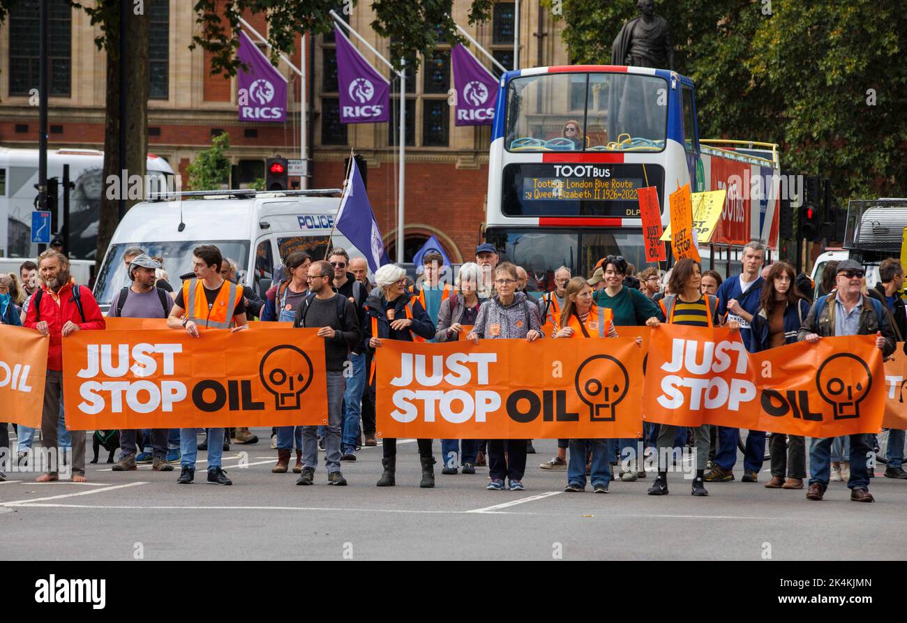 Londres, Royaume-Uni. 3rd octobre 2022. Arrêtez simplement la démonstration de pétrole à Westminster. Just Stop Oil Group résistance civile contre la décision de theGovernmentÕs de poursuivre l'exploration, le développement et la production de combustibles fossiles. Crédit : Karl Black/Alay Live News Banque D'Images