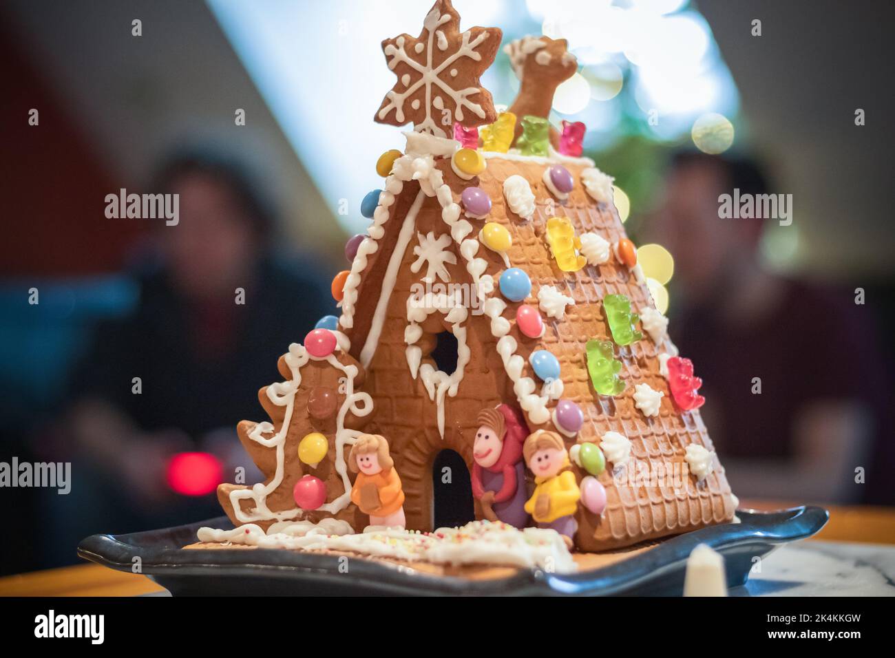 Maison de pain d'épice de Noël sur une table Banque D'Images