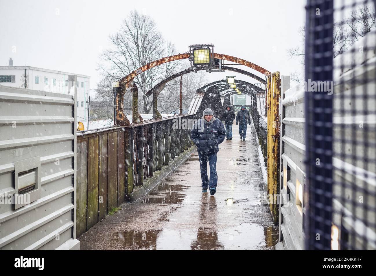 Welwyn Garden City, Royaume-Uni - 27 décembre 2021 - passagers marchant dans la neige hivernale depuis l'entrée est de la gare de Welwyn Garden City Banque D'Images