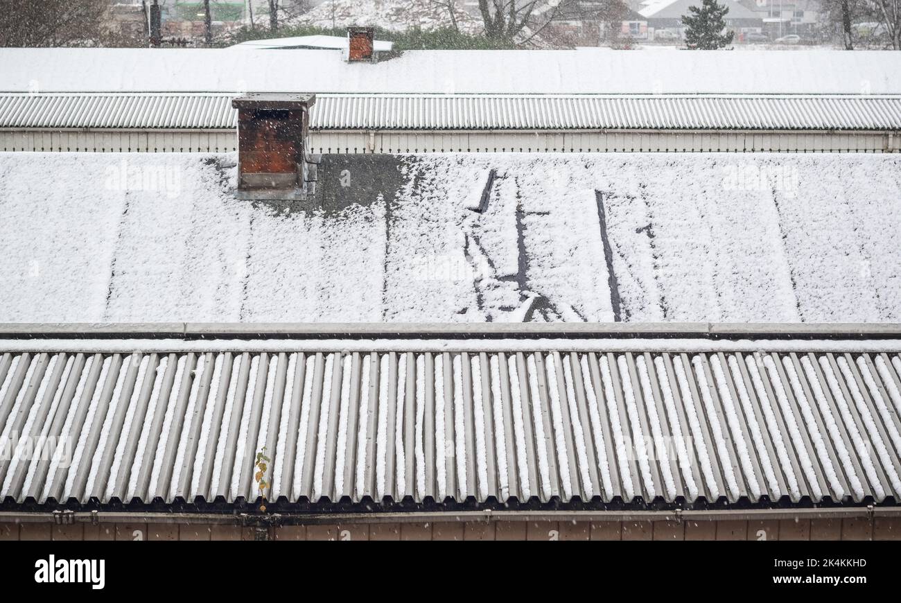Toit recouvert de neige d'hiver, Welwyn Garden City à Hertfordshire, Angleterre Banque D'Images