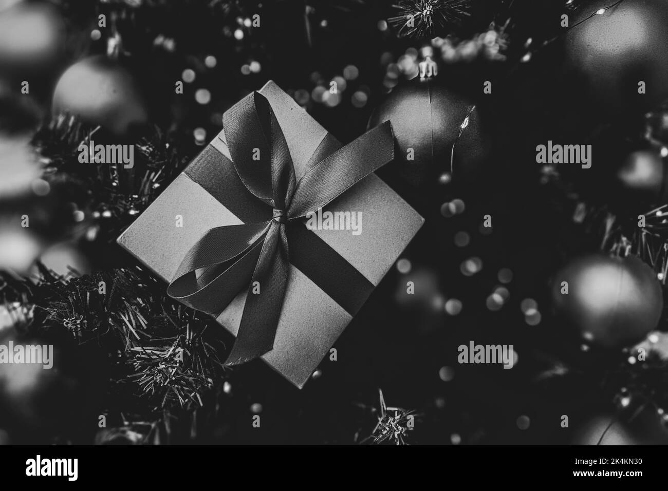 Composition minimaliste de Noël en monochrome. Cadeaux pour arbres de Noël, décorations sur fond noir. Banque D'Images