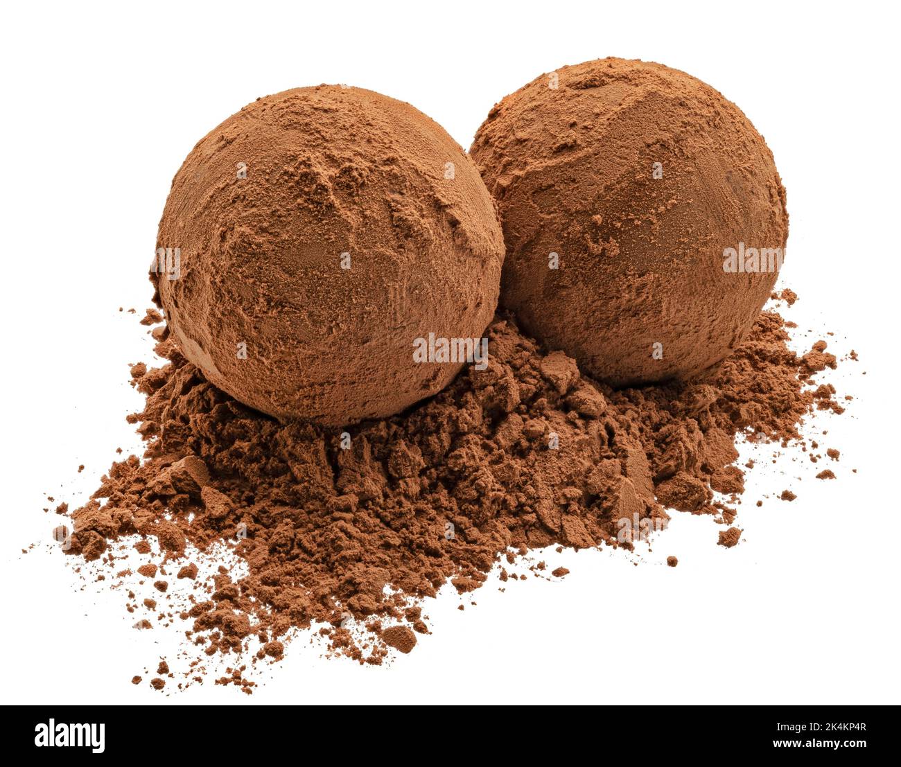 Truffes au chocolat en poudre de cacao isolées sur fond blanc Banque D'Images