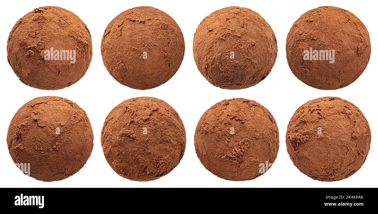 Truffes au chocolat en poudre de cacao isolées sur fond blanc Banque D'Images