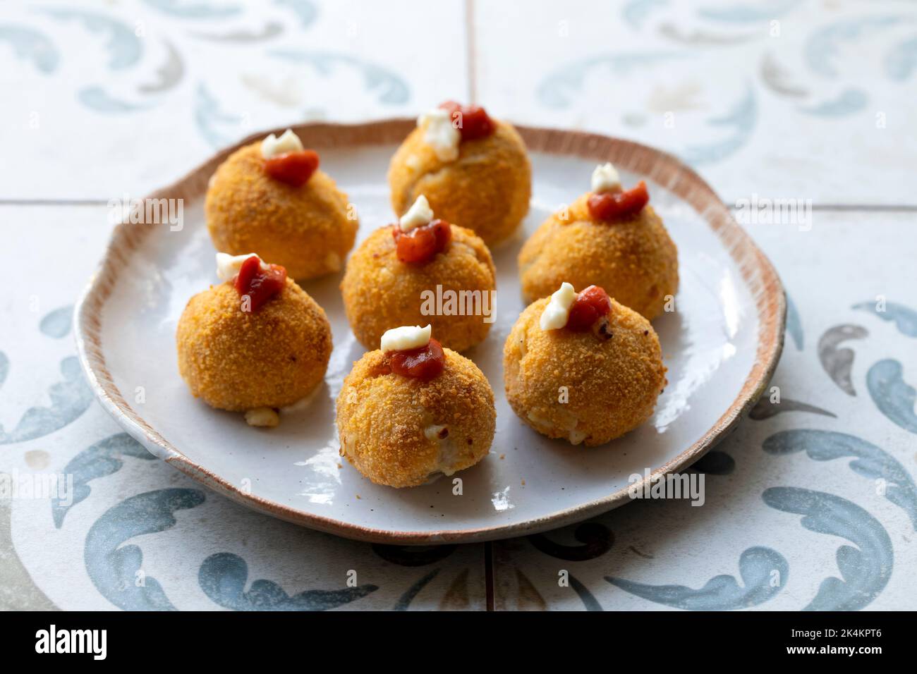 Tapas espagnoles traditionnelles, croquettes de jambon Banque D'Images