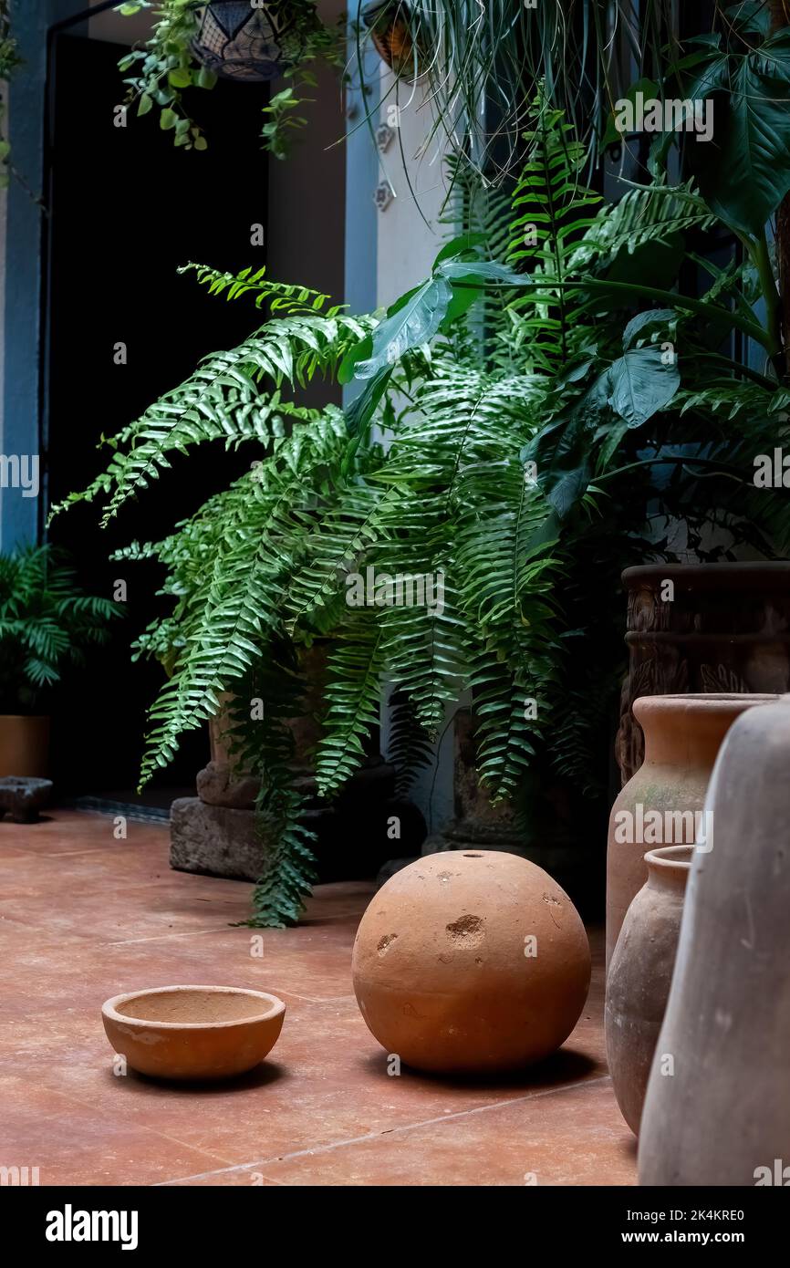 Piles de pots en terre cuite pour plantes à vendre dans un magasin de jardin. Banque D'Images