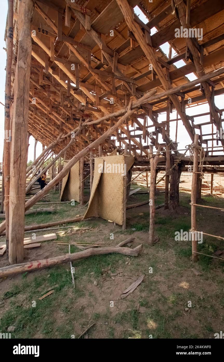 homme de fabrication de toit en bois, maçon de fabrication de coffrage de toit, avec chapeau et marteau, mexique Banque D'Images