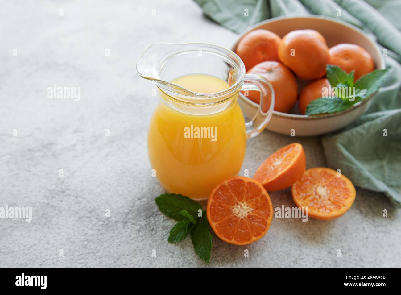 Carafe de jus de mandarine d'orange frais avec fruits frais Banque D'Images