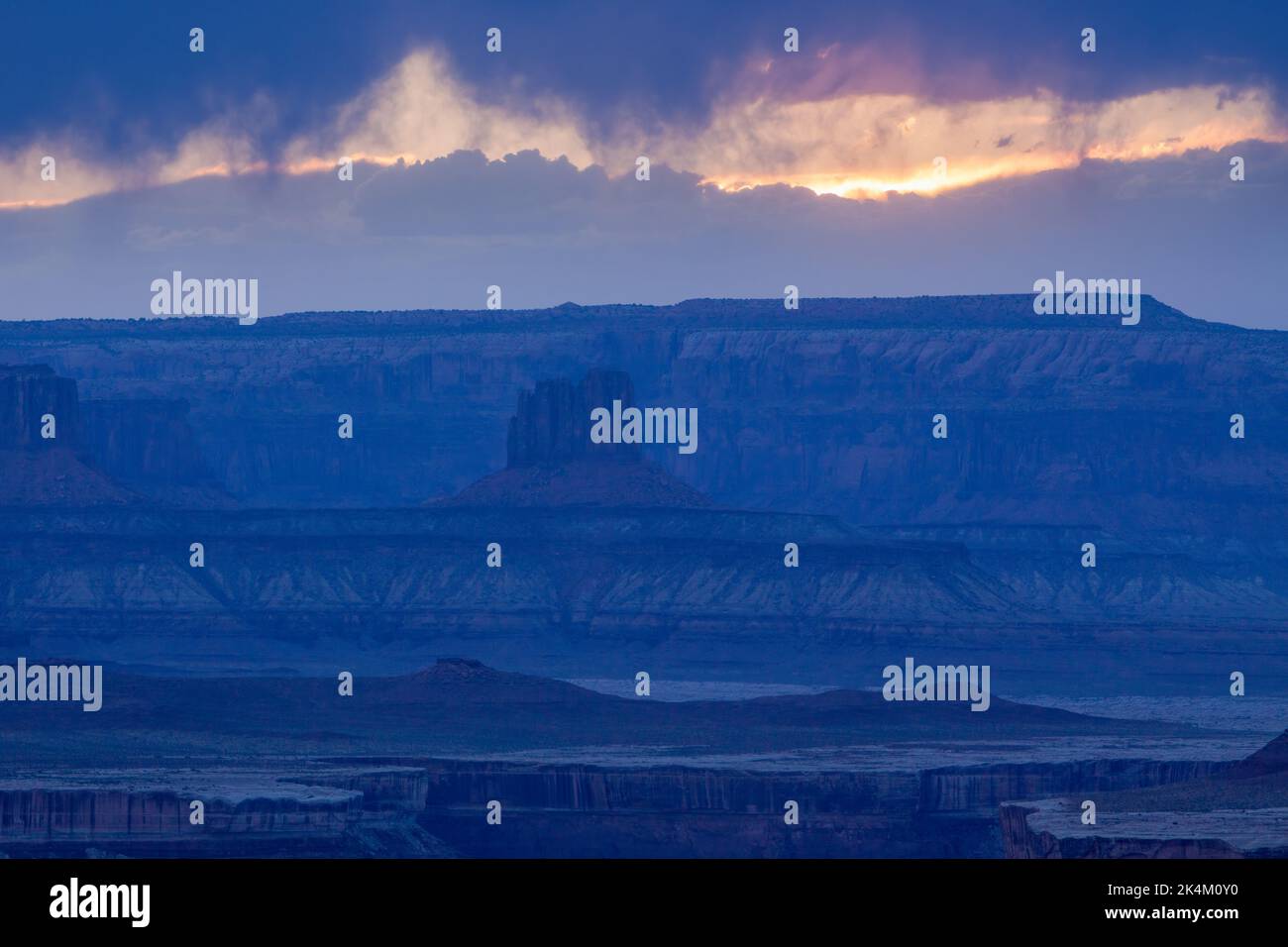 Nuages orageux au coucher du soleil au-dessus des Buttes of the Cross et des falaises d'Orange dans le Glen Canyon NRA, depuis Murphy's Hogback, Parc national de Canyonlands, Utah. Banque D'Images