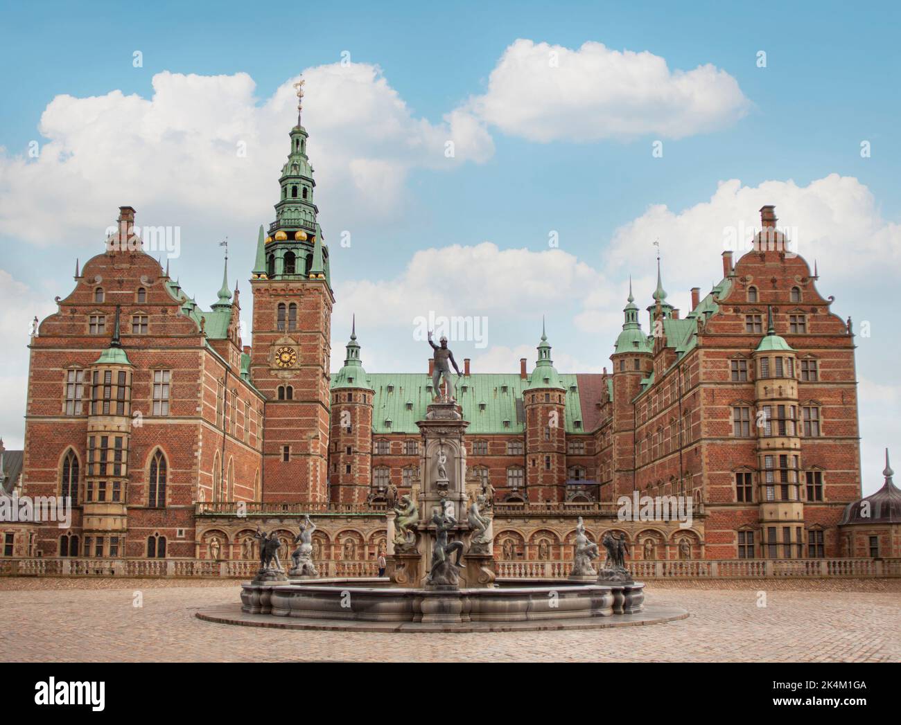 Château de Frederiksborg au Danemark avec fontaine Neptune en face. Palais du début du 17th siècle. Image du ciel bleu. Copenhague, Danemark - 29 septembre, 20 Banque D'Images