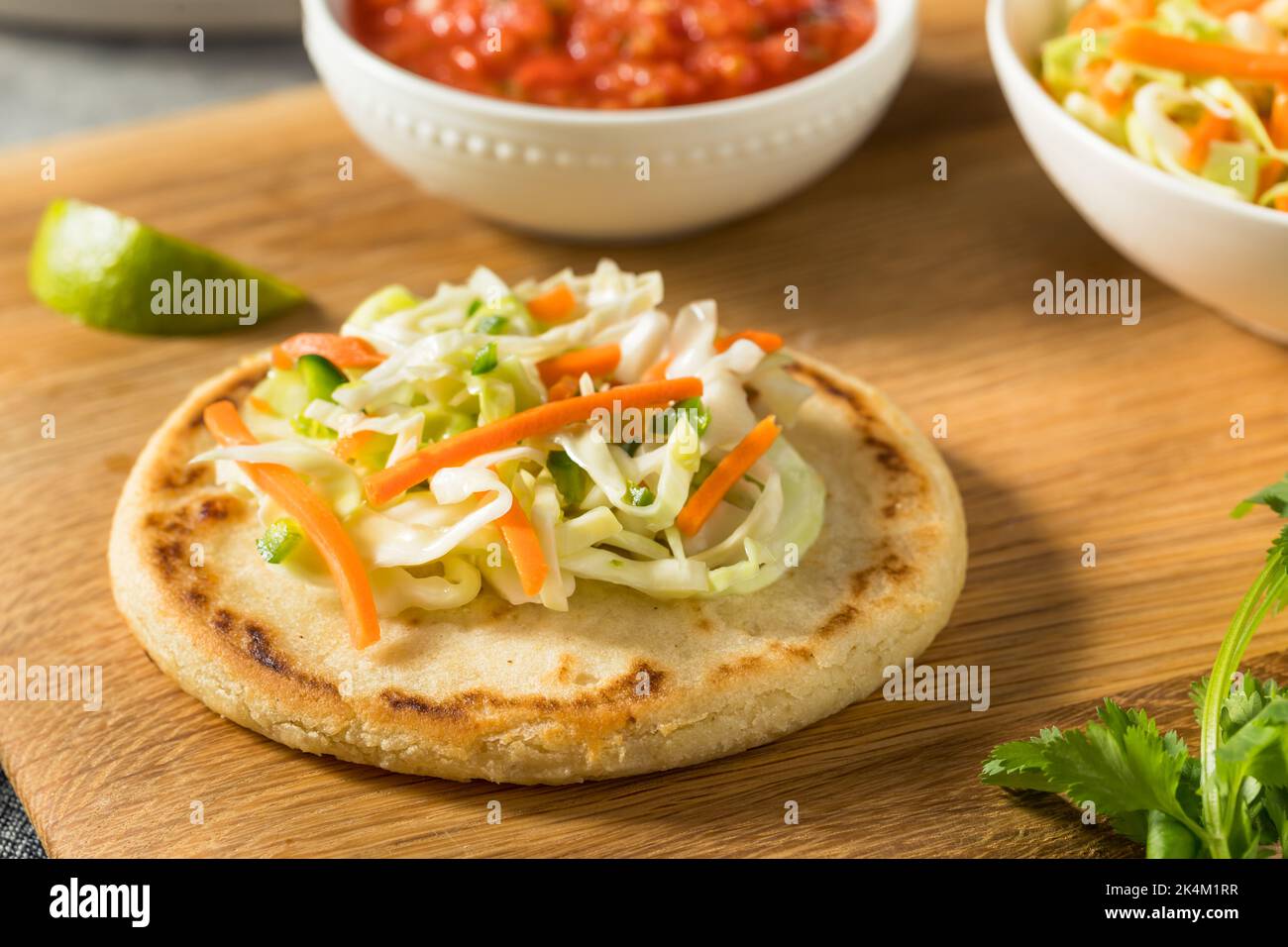 Pupusas au maïs salvadorienne maison avec Curtido et Salsa Banque D'Images