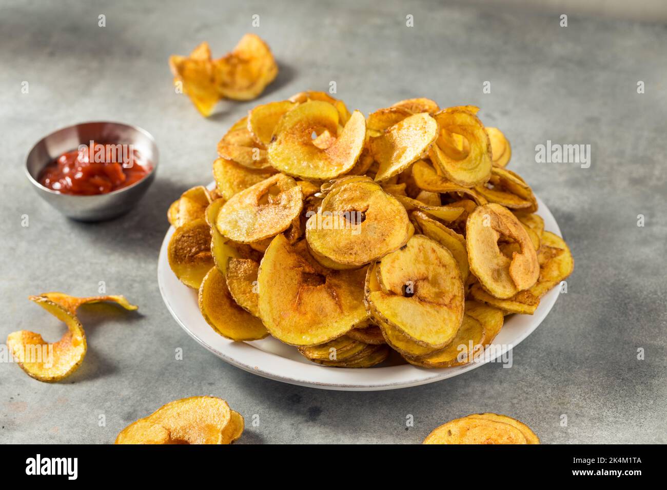 Croustilles faites maison en spirale avec sel et ketchup Banque D'Images