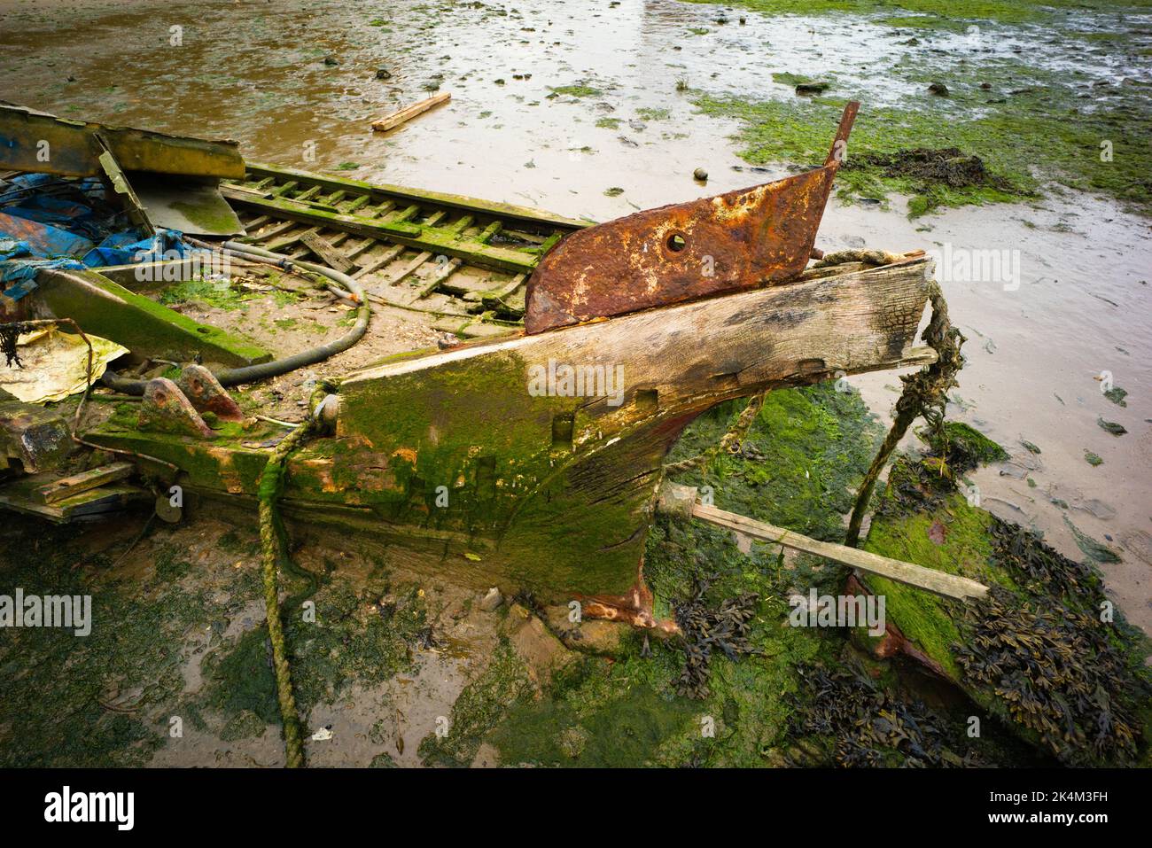 Détail montrant la poupe d'un bateau en bois pourri à PIN Mill, Suffolk Banque D'Images
