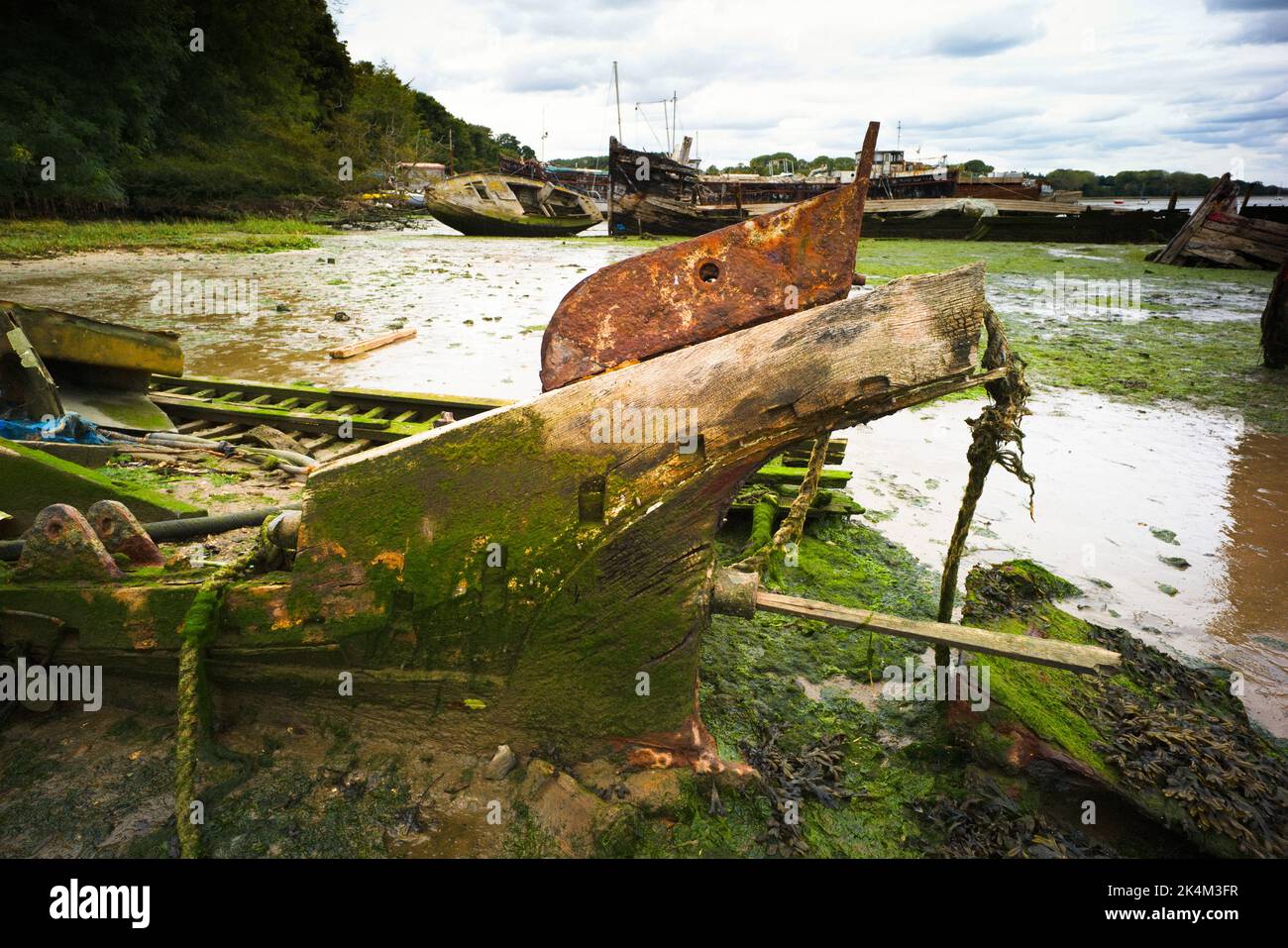Détail montrant la poupe de bateau en bois pourri au cimetière de PIN Mill de vieux bateaux, Suffolk Banque D'Images