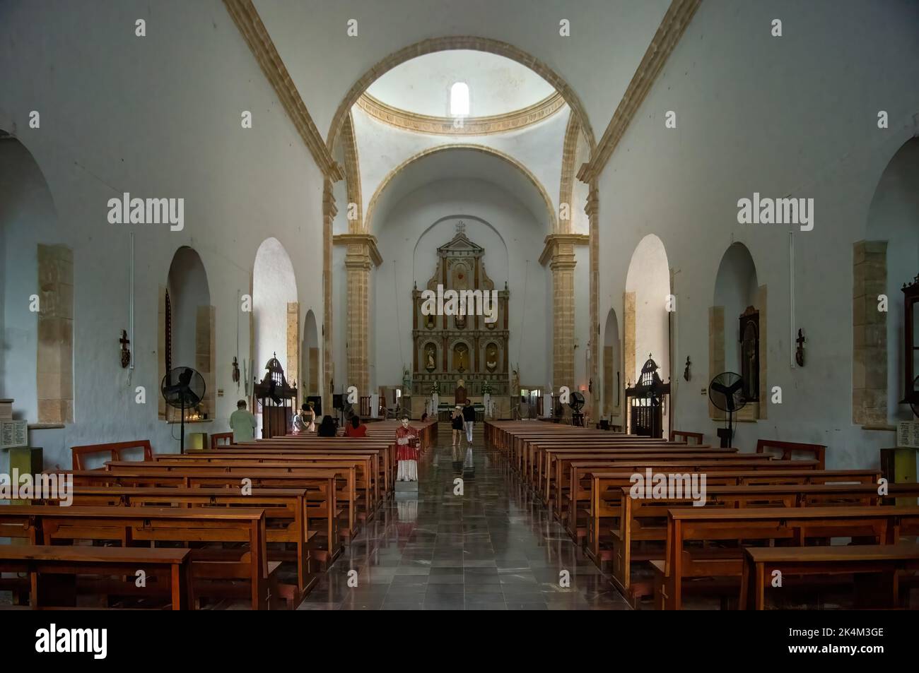 Vue intérieure d'une église moderne avec place nette Banque D'Images