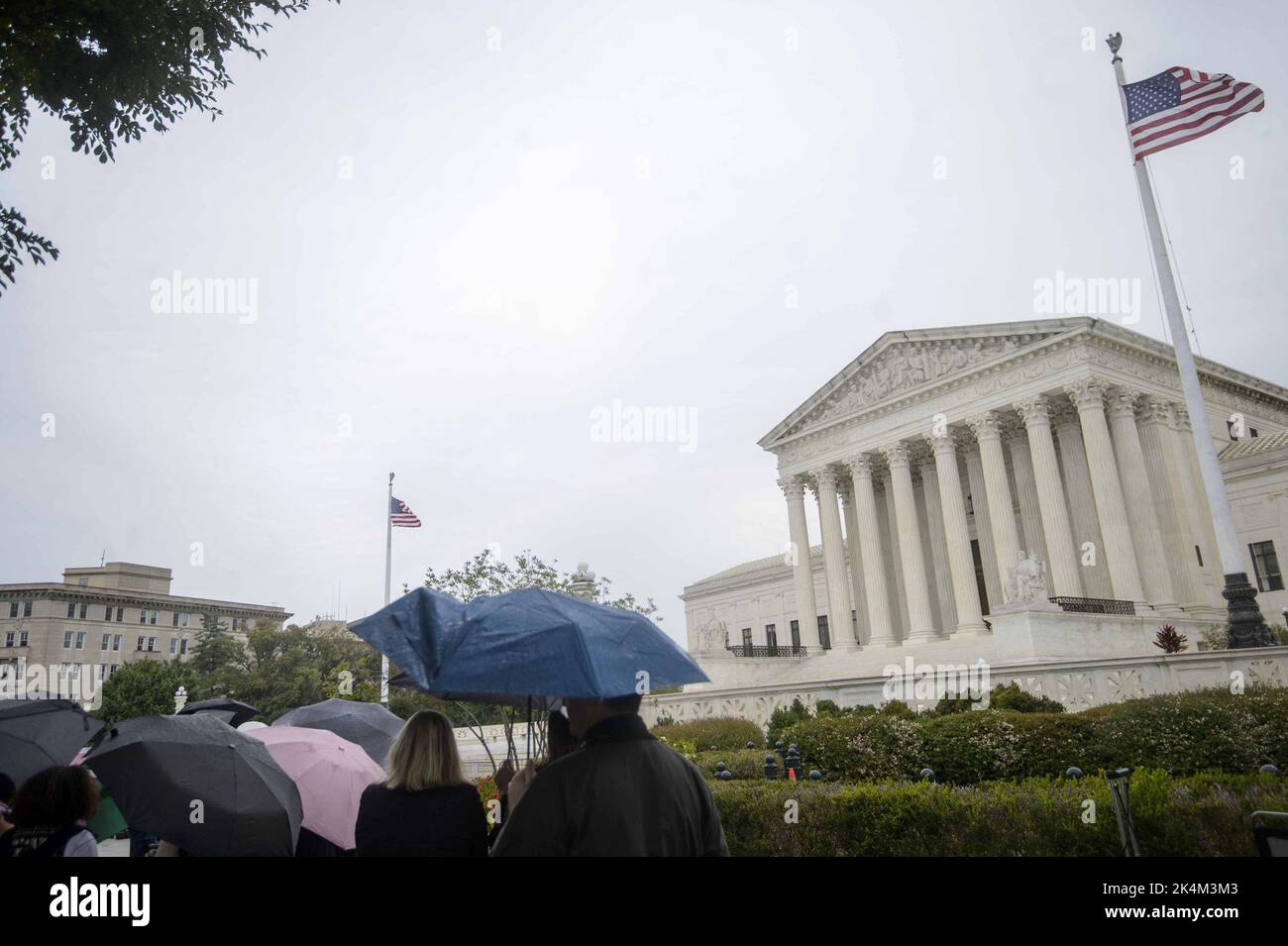 Washington, États-Unis. 03rd octobre 2022. Les gens se tiennent devant la Cour suprême des États-Unis le premier jour de leur nouveau mandat à Washington, DC, lundi, 3 octobre 2022. Photo de Bonnie Cash/UPI Credit: UPI/Alay Live News Banque D'Images