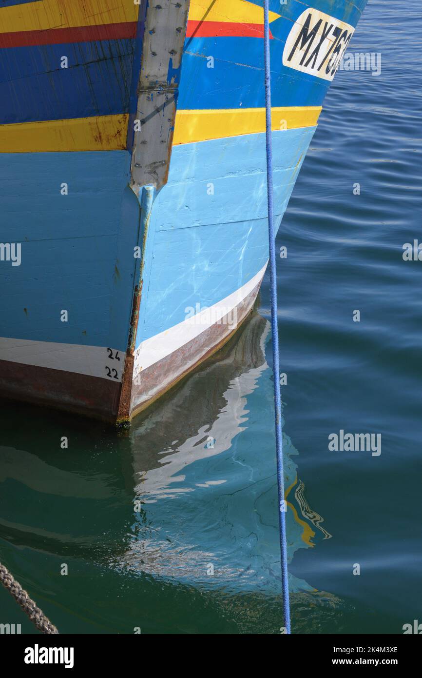 Détail du devant d'un bateau de pêche breton peint aux couleurs vives amarré au Port du Rosemeur Douarnenez Finistère Bretagne France Banque D'Images
