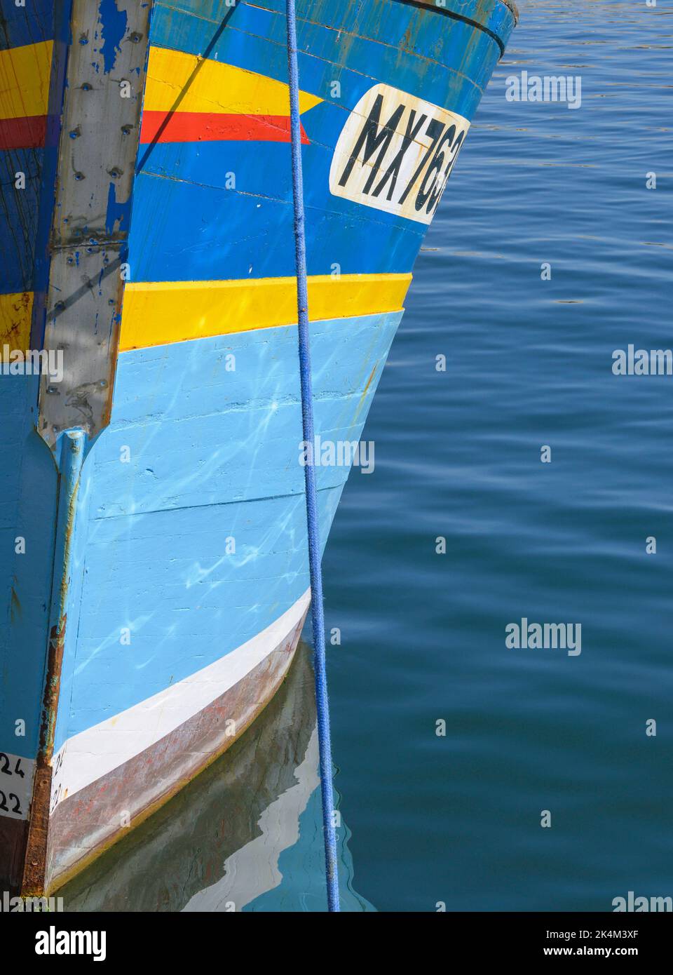 Détail du devant d'un bateau de pêche breton peint aux couleurs vives amarré au Port du Rosemeur Douarnenez Finistère Bretagne France Banque D'Images