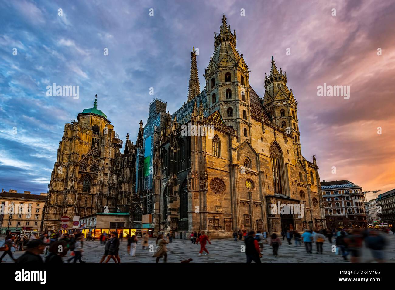 La cathédrale et la plaza de Saint Stephen contre un ciel spectaculaire au crépuscule. Photo prise le 15th septembre 2022 à Vienne, Autriche Banque D'Images