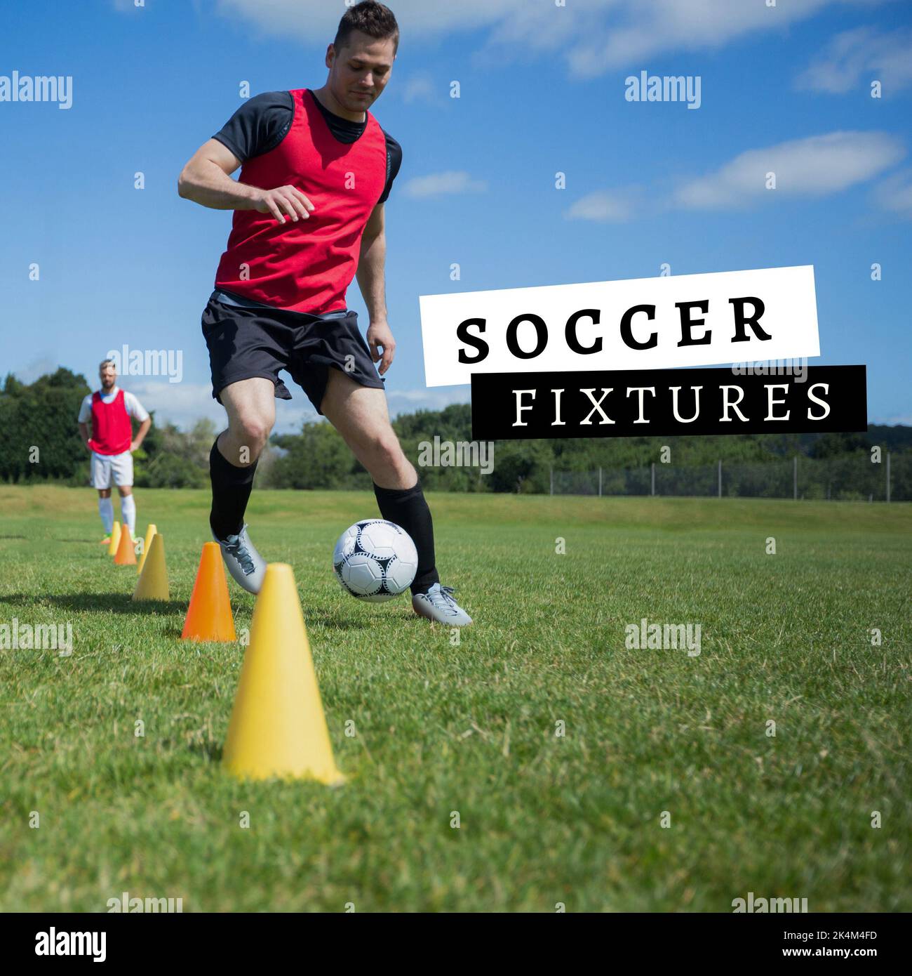 Image carrée des luminaires de football par rapport aux joueurs de sexe masculin de race blanche pendant l'entraînement Banque D'Images