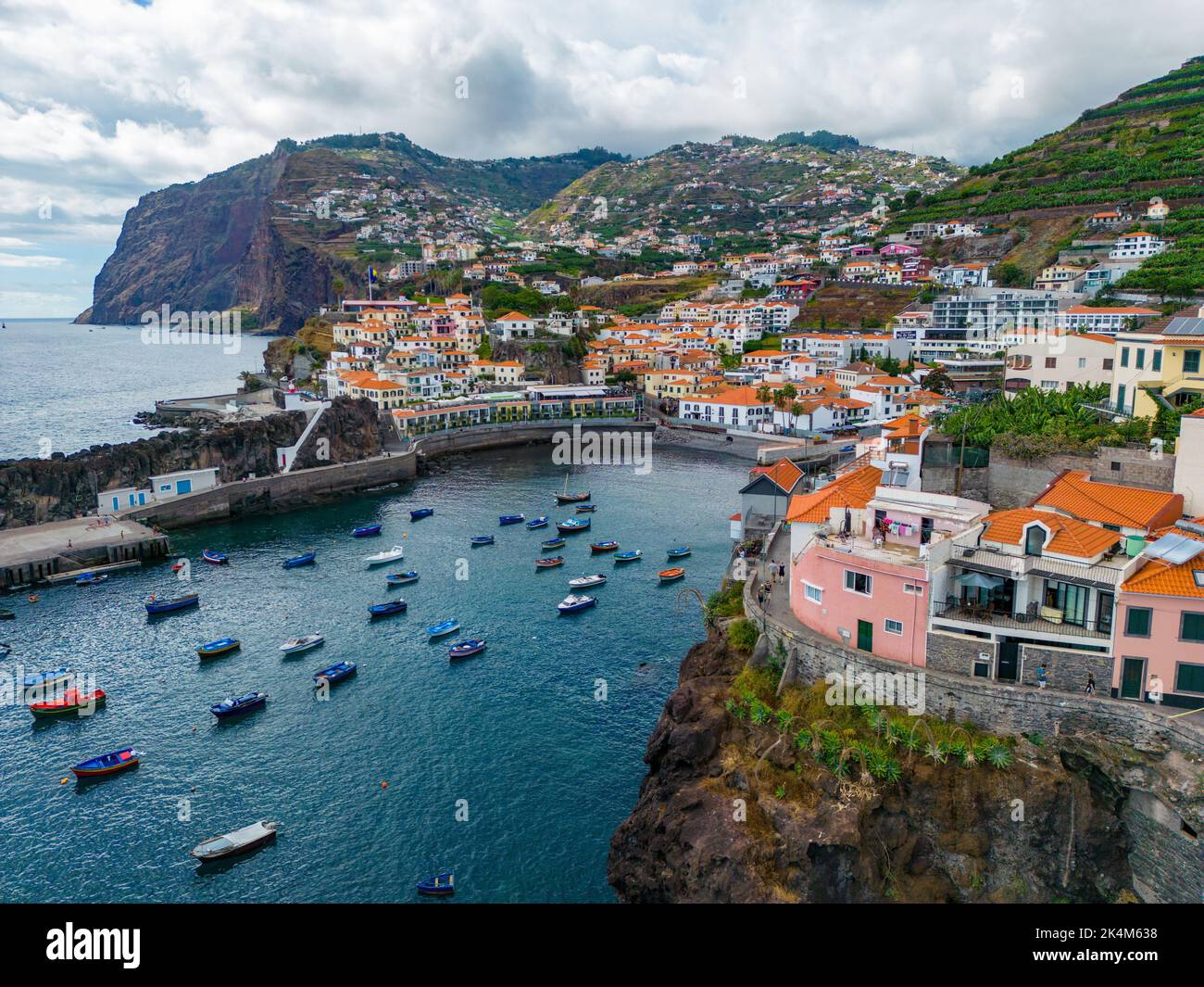 Madère. Vue aérienne de Camara de Lobos. Petit village de pêcheurs avec beaucoup de petits bateaux dans une baie. Île de Madère, Portugal. Banque D'Images