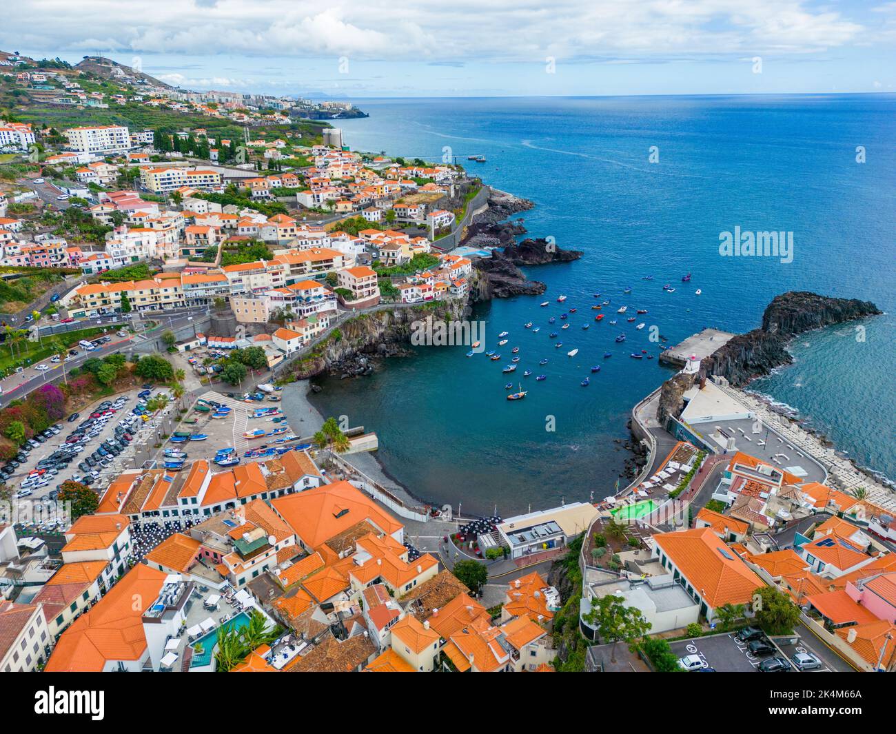 Madère. Vue aérienne de Camara de Lobos. Petit village de pêcheurs avec beaucoup de petits bateaux dans une baie. Île de Madère, Portugal. Banque D'Images