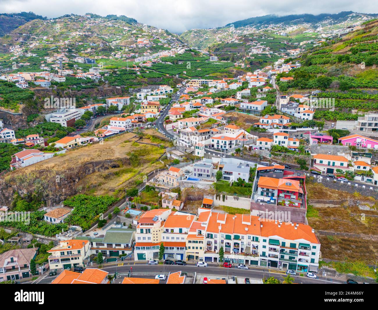 Madère. Vue aérienne de Camara de Lobos. Petit village de pêcheurs avec beaucoup de petits bateaux dans une baie. Île de Madère, Portugal. Banque D'Images