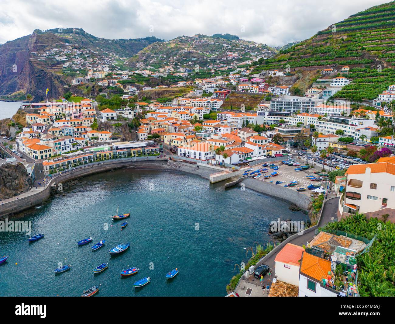 Madère. Vue aérienne de Camara de Lobos. Petit village de pêcheurs avec beaucoup de petits bateaux dans une baie. Île de Madère, Portugal. Banque D'Images