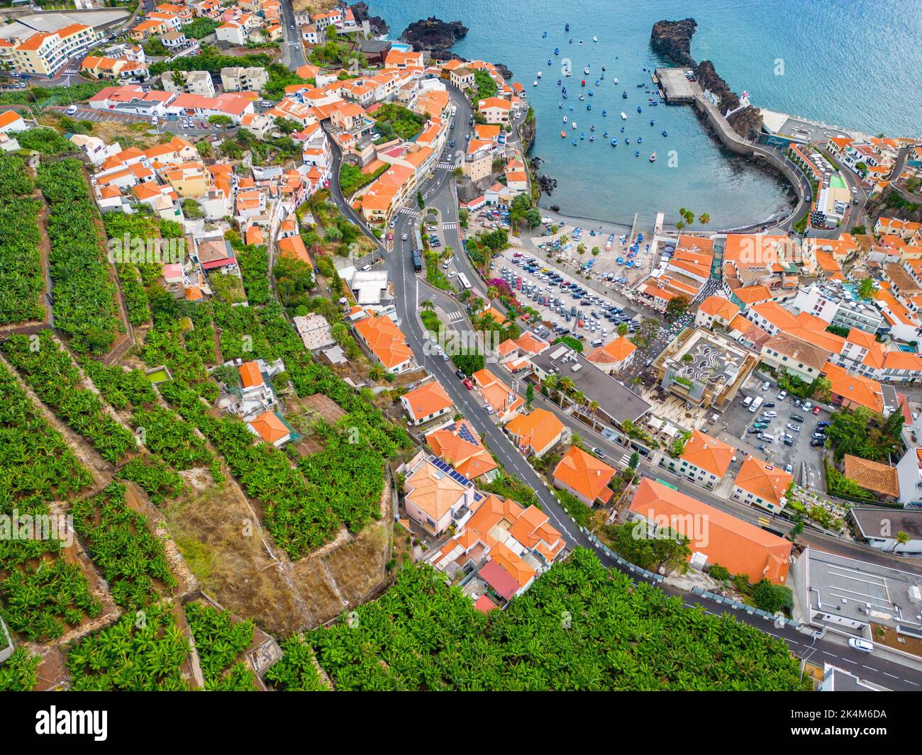 Madère. Vue aérienne de Camara de Lobos. Petit village de pêcheurs avec beaucoup de petits bateaux dans une baie. Île de Madère, Portugal. Banque D'Images
