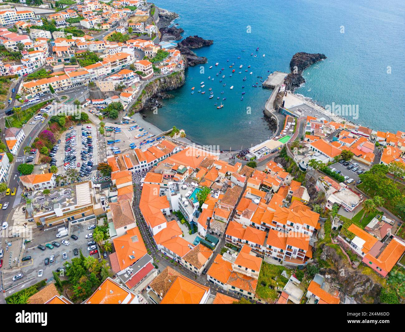 Madère. Vue aérienne de Camara de Lobos. Petit village de pêcheurs avec beaucoup de petits bateaux dans une baie. Île de Madère, Portugal. Banque D'Images