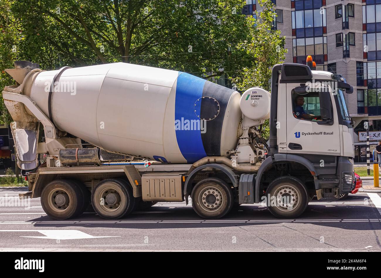 Rotterdam, pays-Bas - 11 juillet 2022: Gros plan du camion de l'usine de béton blanc-bleu contre le feuillage vert sur la route Banque D'Images