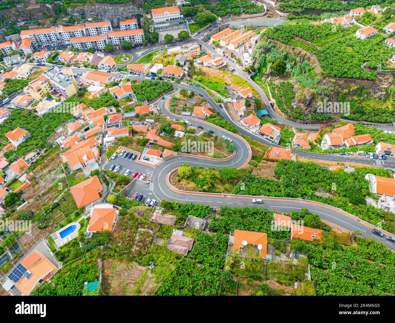 Madère. Vue aérienne de Camara de Lobos. Petit village de pêcheurs avec beaucoup de petits bateaux dans une baie. Île de Madère, Portugal. Banque D'Images