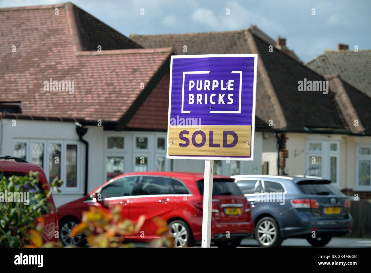 Un panneau 'Violet Brick' en ligne agents immobiliers 'Stop' à l'extérieur d'une maison de banlieue à Shepperton Surrey Angleterre Royaume-Uni Banque D'Images