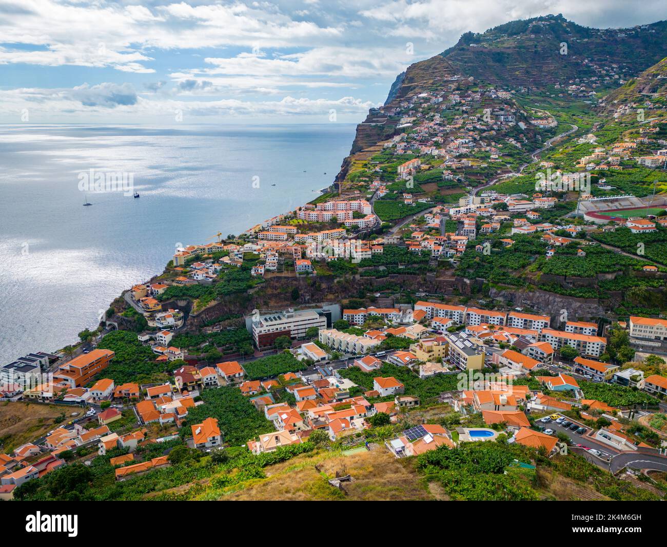 Madère. Vue aérienne de Camara de Lobos. Petit village de pêcheurs avec beaucoup de petits bateaux dans une baie. Île de Madère, Portugal. Banque D'Images