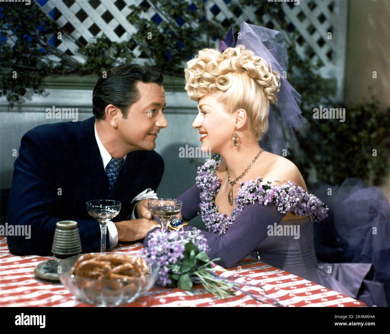 ROBERT YOUNG et BETTY GRABLE dans SWEET ROSIE O'GRADY 1943 réalisateur IRVING CUMMINGS costume design Rene Hubert producteur William Perlberg XX Century Fox Banque D'Images