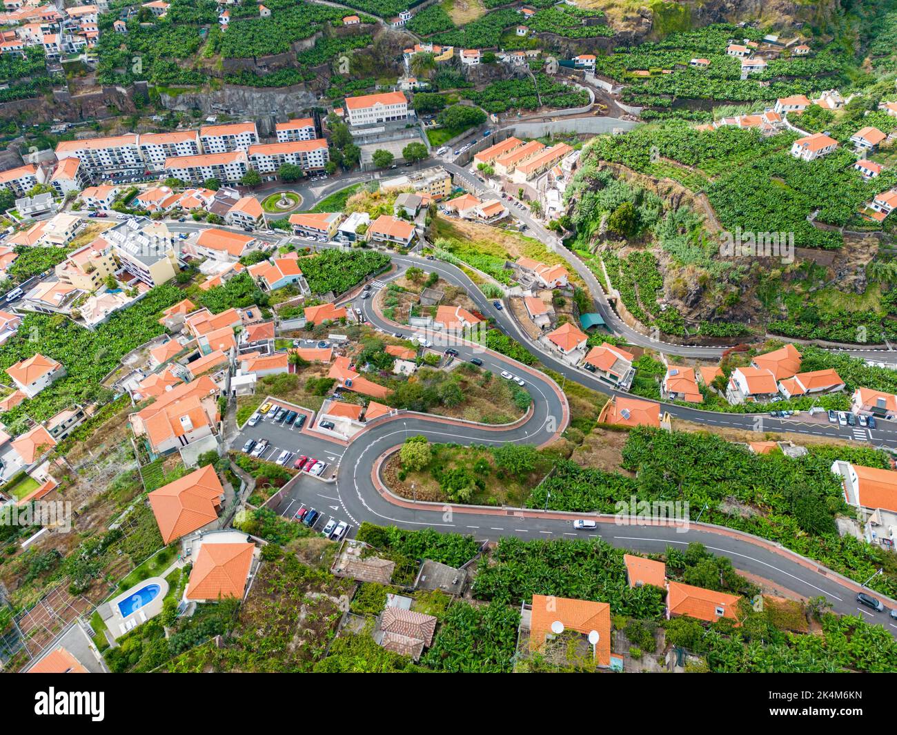 Madère. Vue aérienne de Camara de Lobos. Petit village de pêcheurs avec beaucoup de petits bateaux dans une baie. Île de Madère, Portugal. Banque D'Images