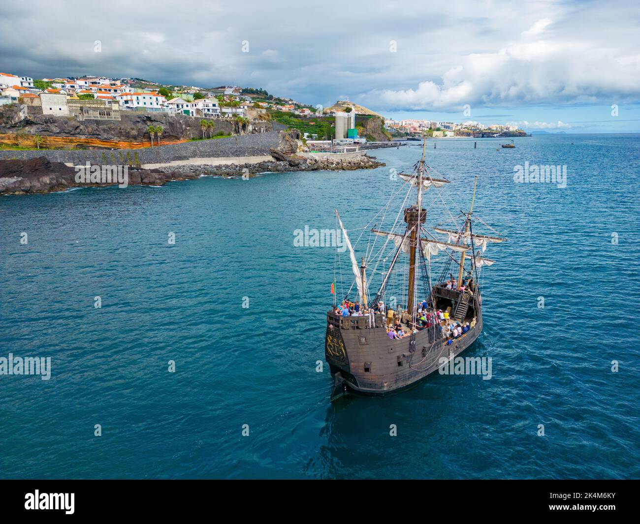 Madère. Vue aérienne de Camara de Lobos. Petit village de pêcheurs avec beaucoup de petits bateaux dans une baie. Île de Madère, Portugal. Banque D'Images