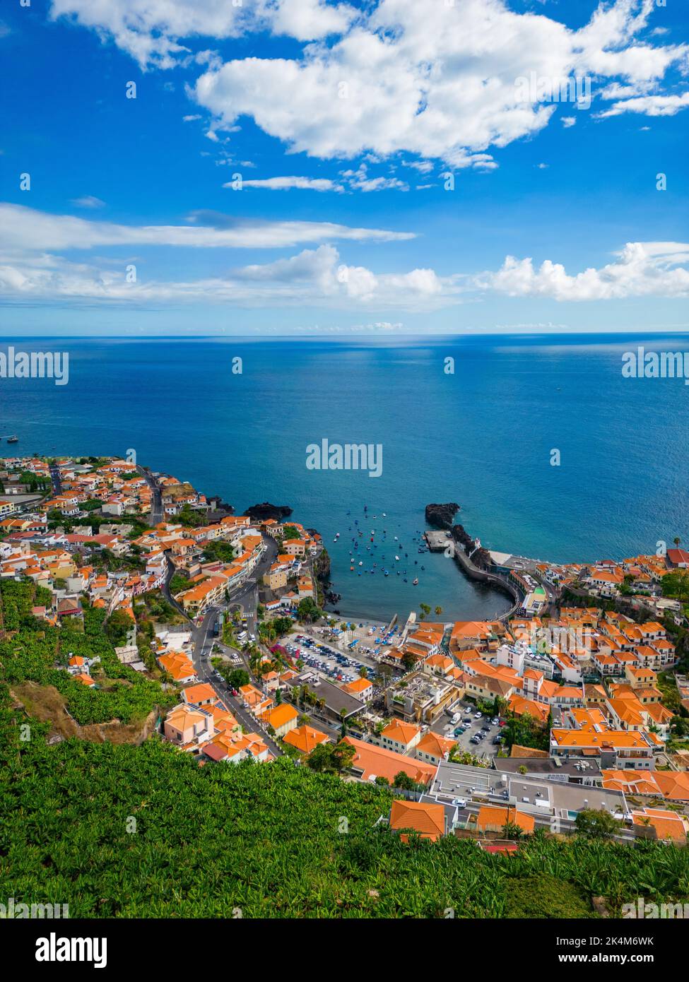 Madère. Vue aérienne de Camara de Lobos. Petit village de pêcheurs avec beaucoup de petits bateaux dans une baie. Île de Madère, Portugal. Banque D'Images