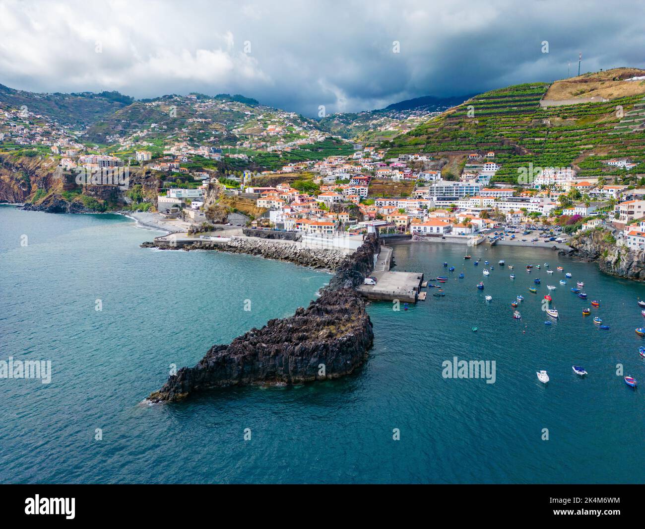 Madère. Vue aérienne de Camara de Lobos. Petit village de pêcheurs avec beaucoup de petits bateaux dans une baie. Île de Madère, Portugal. Banque D'Images