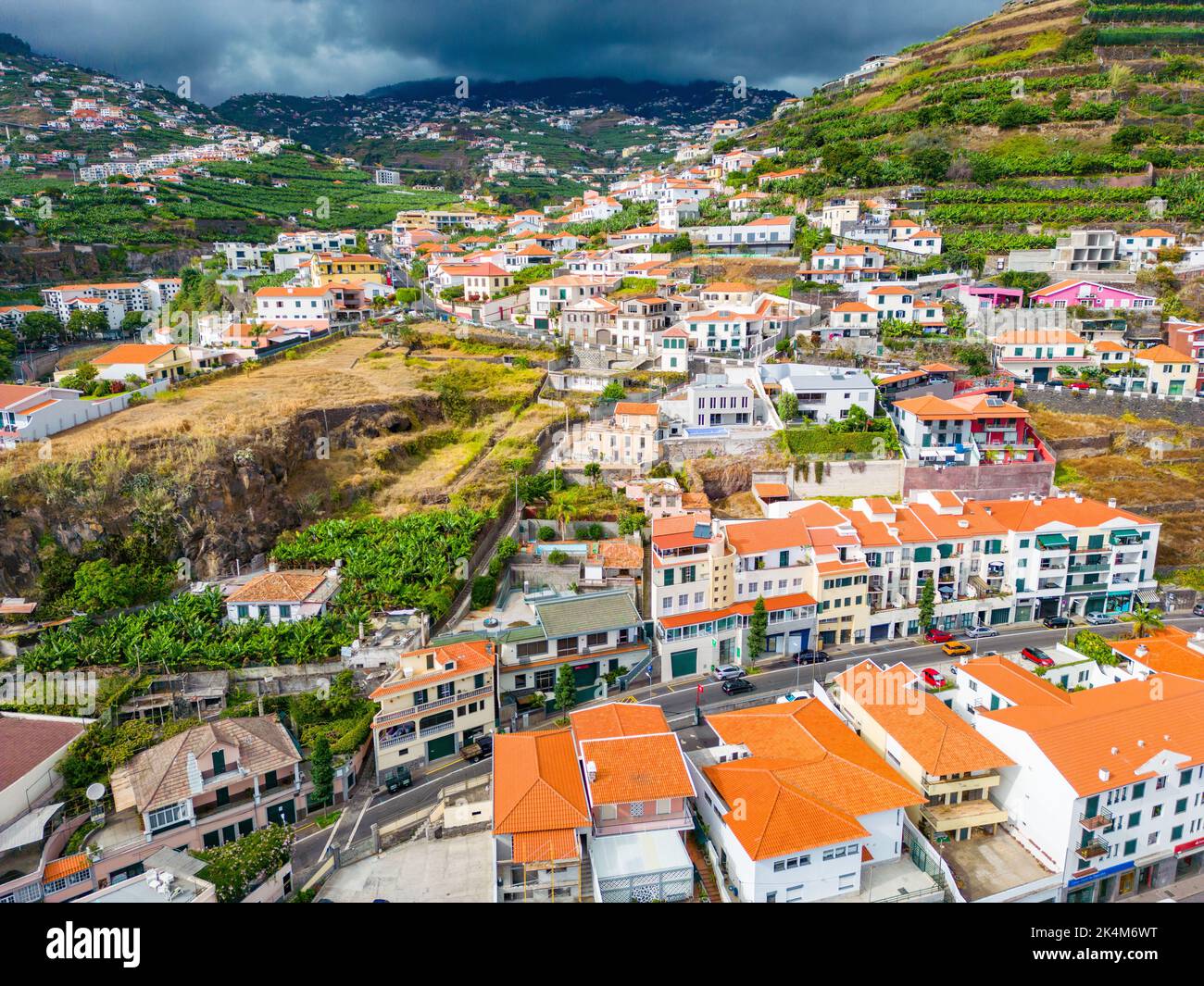 Madère. Vue aérienne de Camara de Lobos. Petit village de pêcheurs avec beaucoup de petits bateaux dans une baie. Île de Madère, Portugal. Banque D'Images