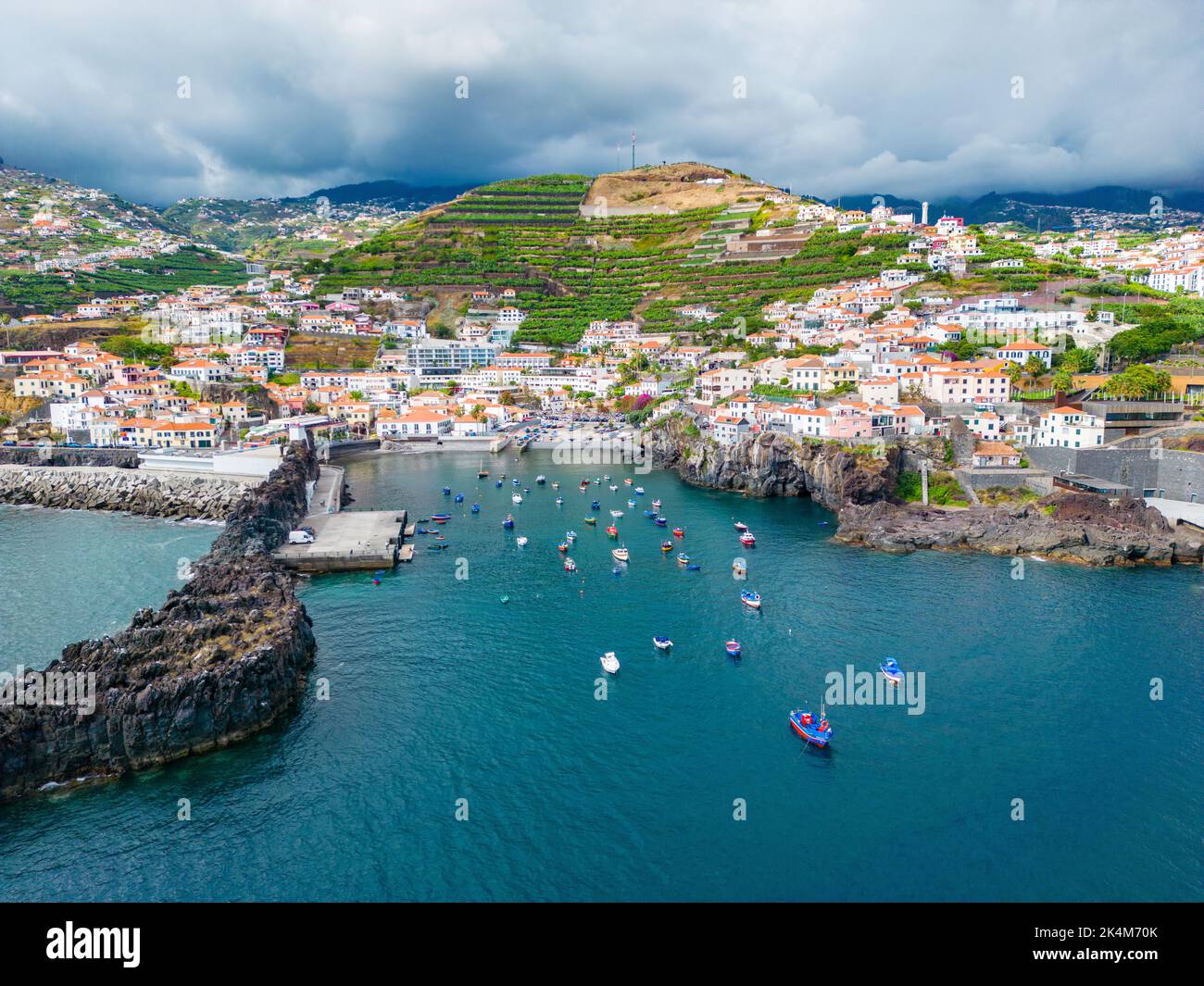 Madère. Vue aérienne de Camara de Lobos. Petit village de pêcheurs avec beaucoup de petits bateaux dans une baie. Île de Madère, Portugal. Banque D'Images