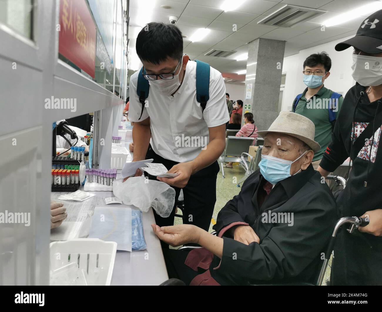 Pékin, Chine. 28th septembre 2022. Chang Hao (1st L), responsable de soins ou « femme de ménage », accompagne Mu Kunlai, 92 ans, à un examen pré-chirurgical à l'hôpital en vue d'une chirurgie oculaire à Beijing, capitale de la Chine, le 28 septembre 2022. POUR ALLER AVEC « à travers la Chine: Le responsable de soins aide à améliorer les soins à domicile pour les personnes âgées en Chine » crédit: Tai Sigong/Xinhua/Alay Live News Banque D'Images