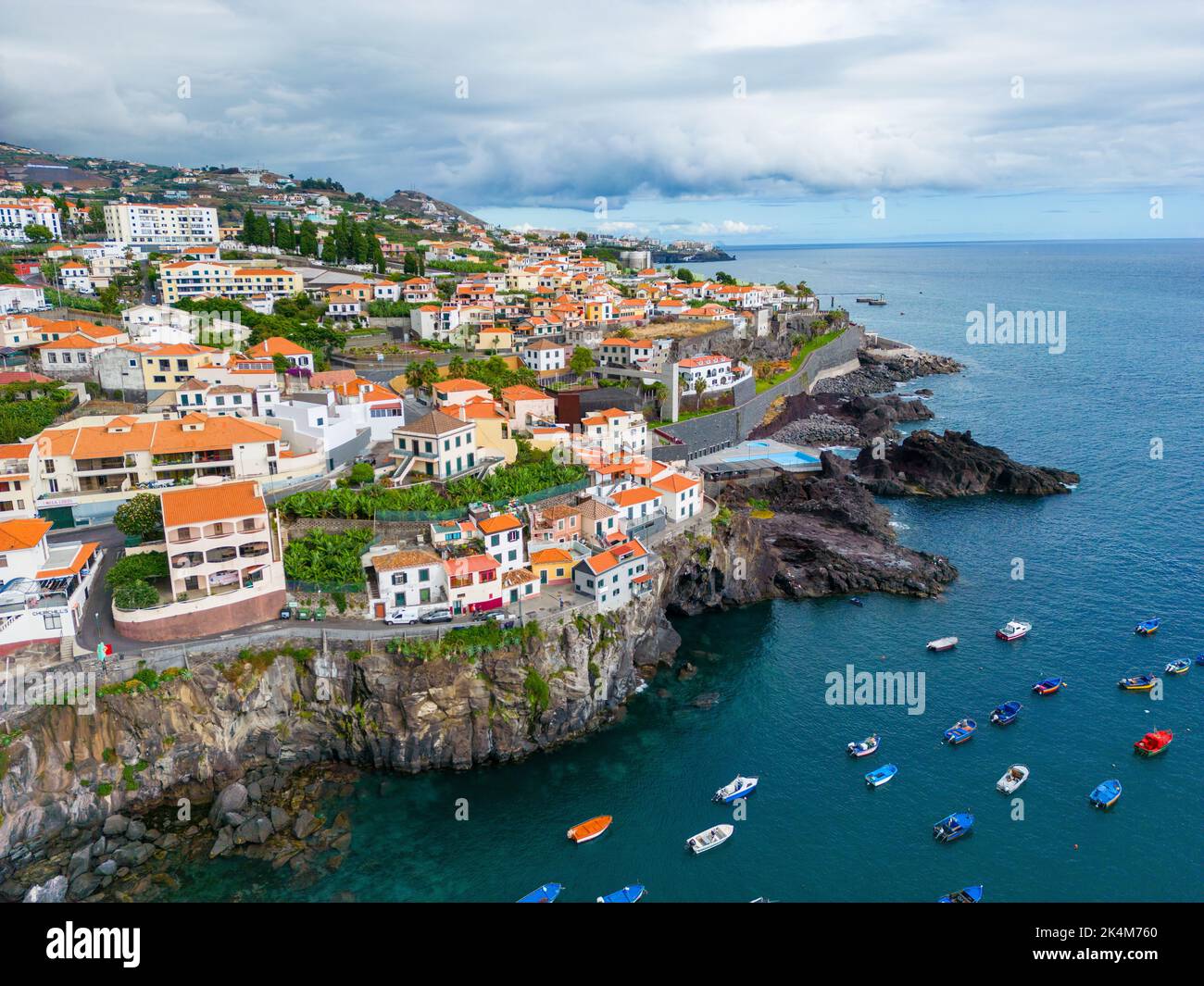 Madère. Vue aérienne de Camara de Lobos. Petit village de pêcheurs avec beaucoup de petits bateaux dans une baie. Île de Madère, Portugal. Banque D'Images