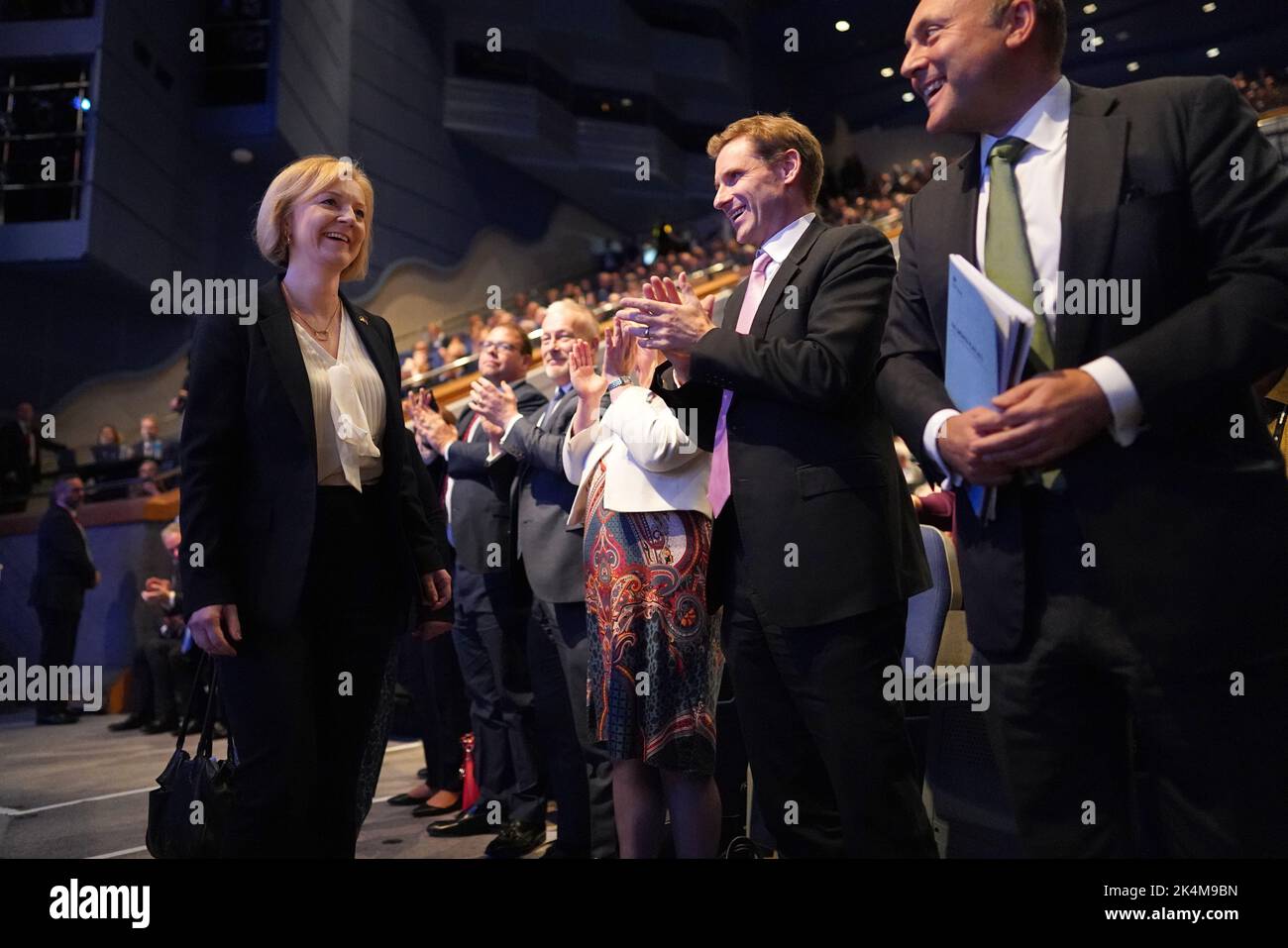 le-premier-ministre-liz-truss-arrive-dans-le-hall-principal-pour