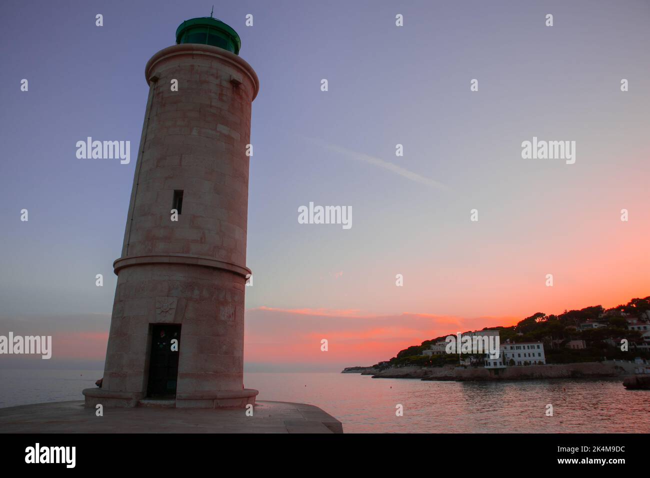 Vue sur le phare de Cassis au coucher du soleil. France. Banque D'Images
