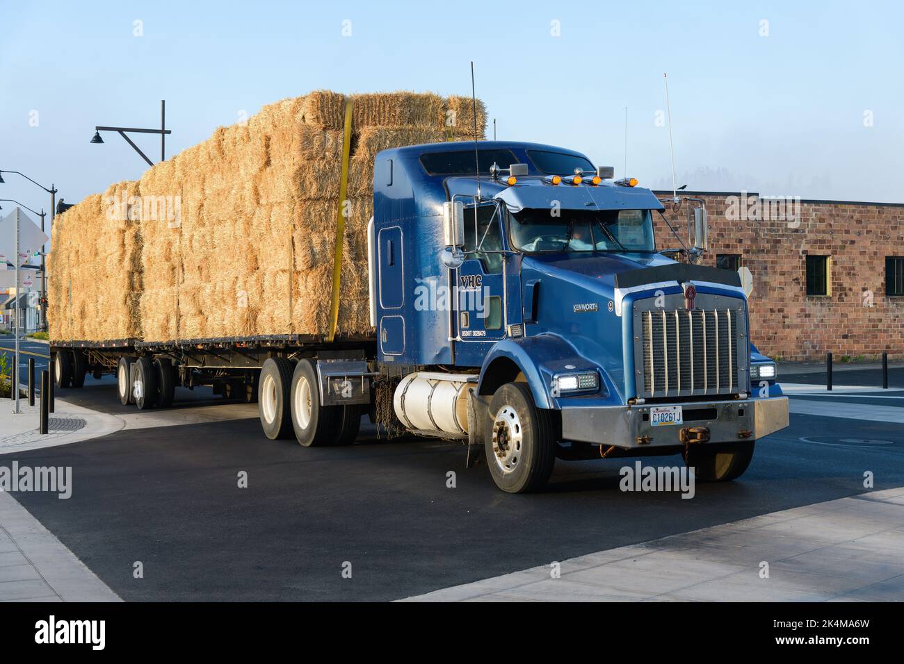 Carnation, WA, États-Unis - 02 octobre 2022; compagnie de transport locale Valley Hay traversant le centre-ville de Carnation avec une charge de deux remorques de produits Banque D'Images