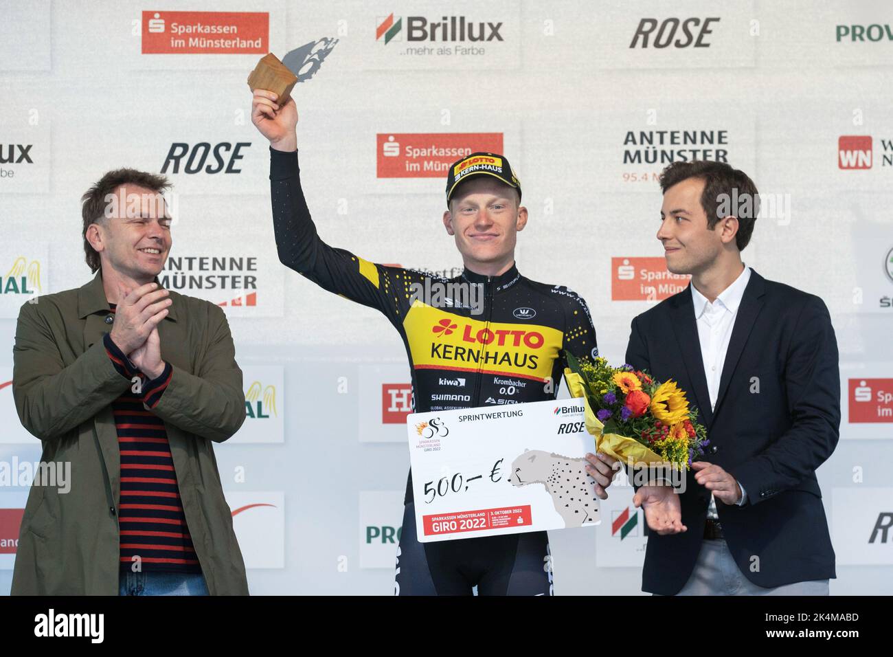 03 octobre 2022, Rhénanie-du-Nord-Westphalie, Münster: OLE Theiler (Team Lotto - Kern Haus) est récompensé comme vainqueur de la classification des sprint au Münsterland Giro. Photo: Marco Steinbrenner/dpa Banque D'Images